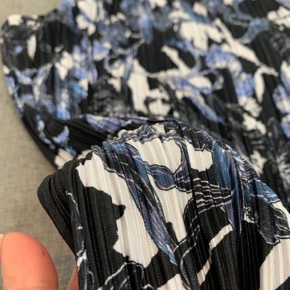 Roz & Ali Textured Floral Sleeveless Blouse Gold Chain Neckline Large Blue Black - Picture 11 of 15